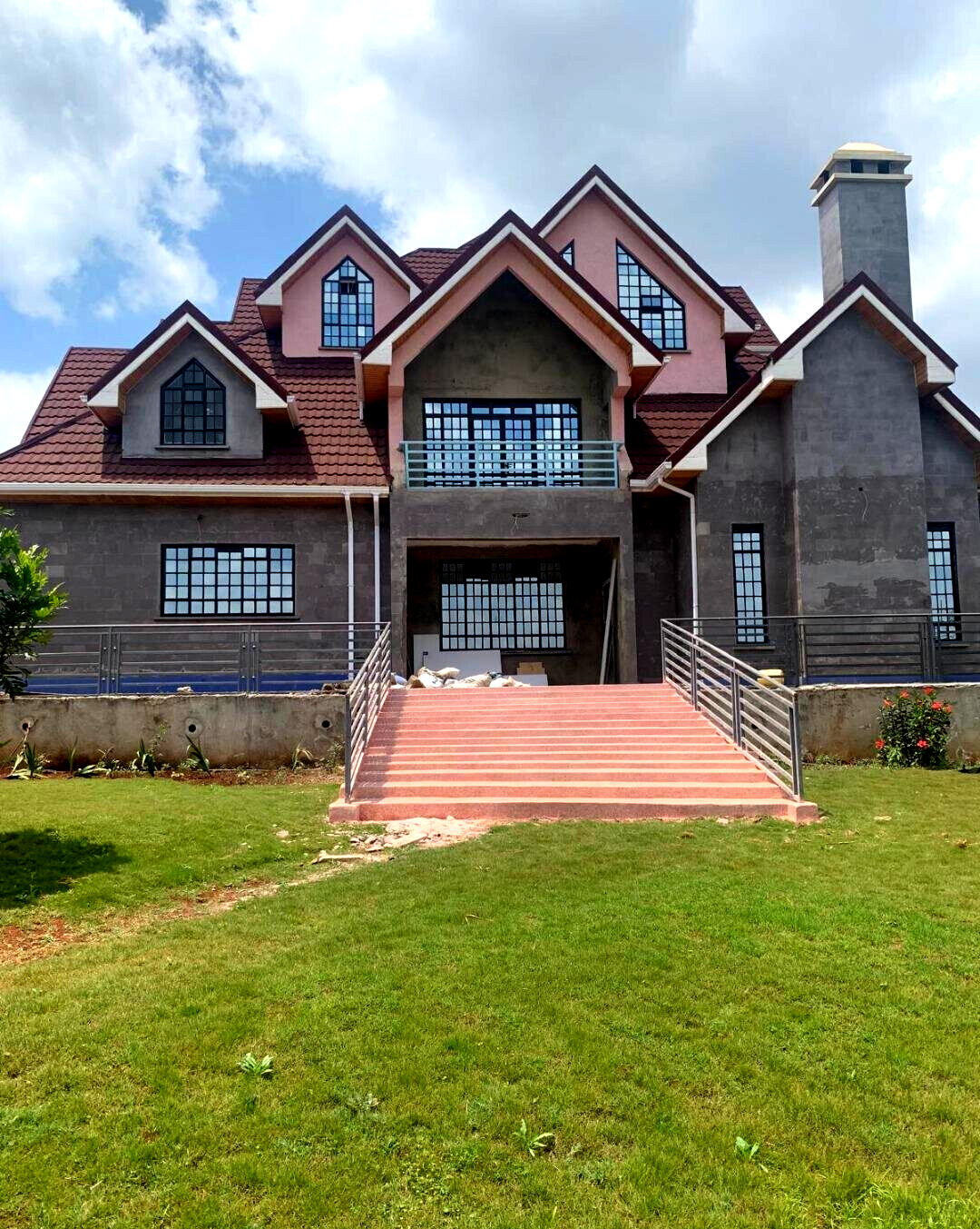 6-Bedroom Townhouse on Half-Acre, Tarmac Touch - Cianda