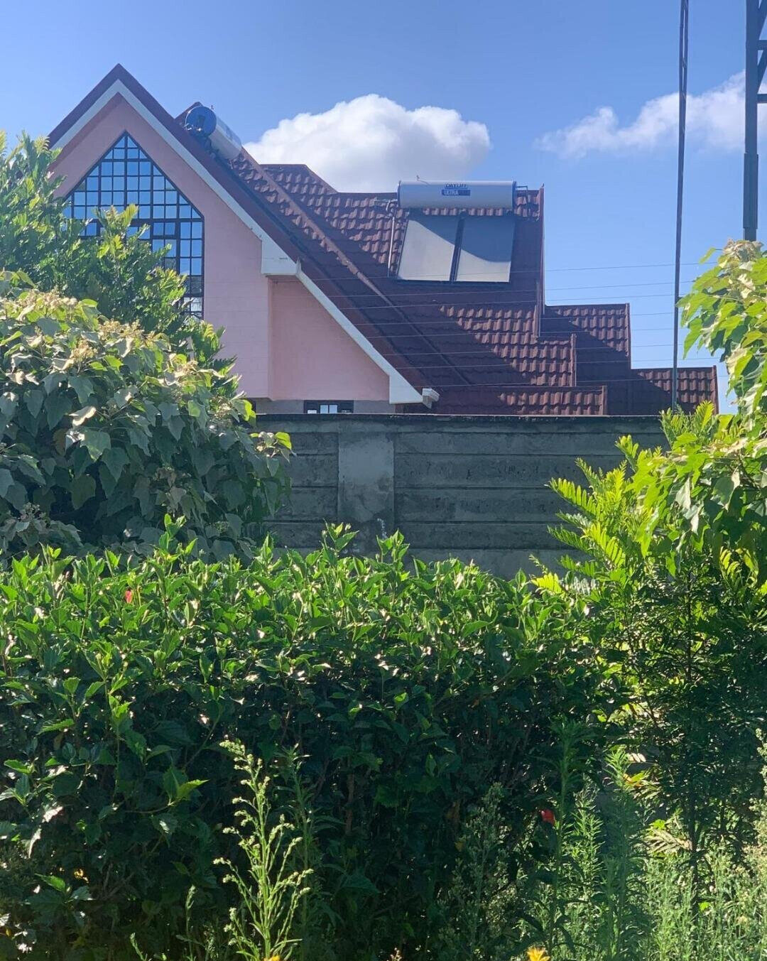 6-Bedroom Townhouse on Half-Acre, Tarmac Touch - Cianda