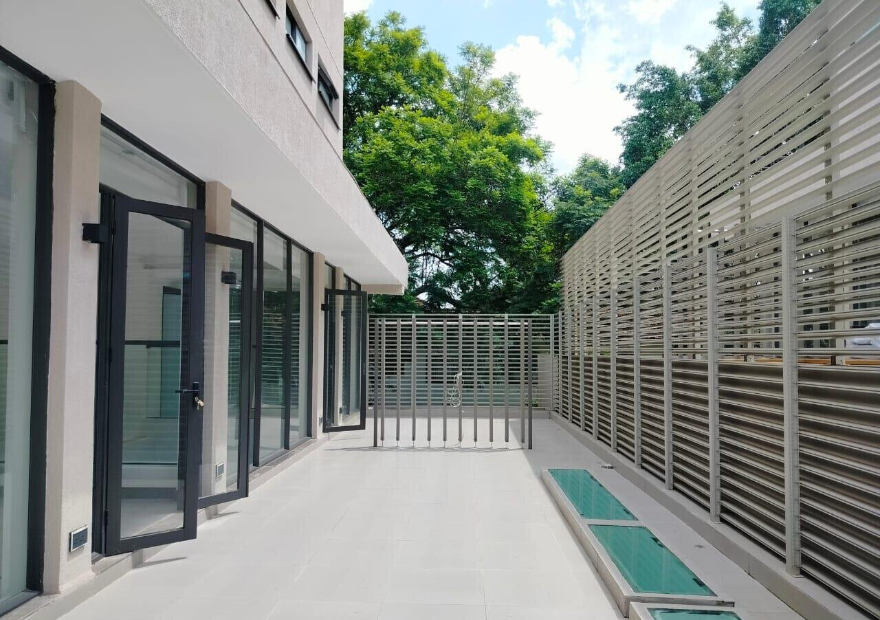 Smart-Home 5BR Villa with Private Bridge & Courtyard - Riverside