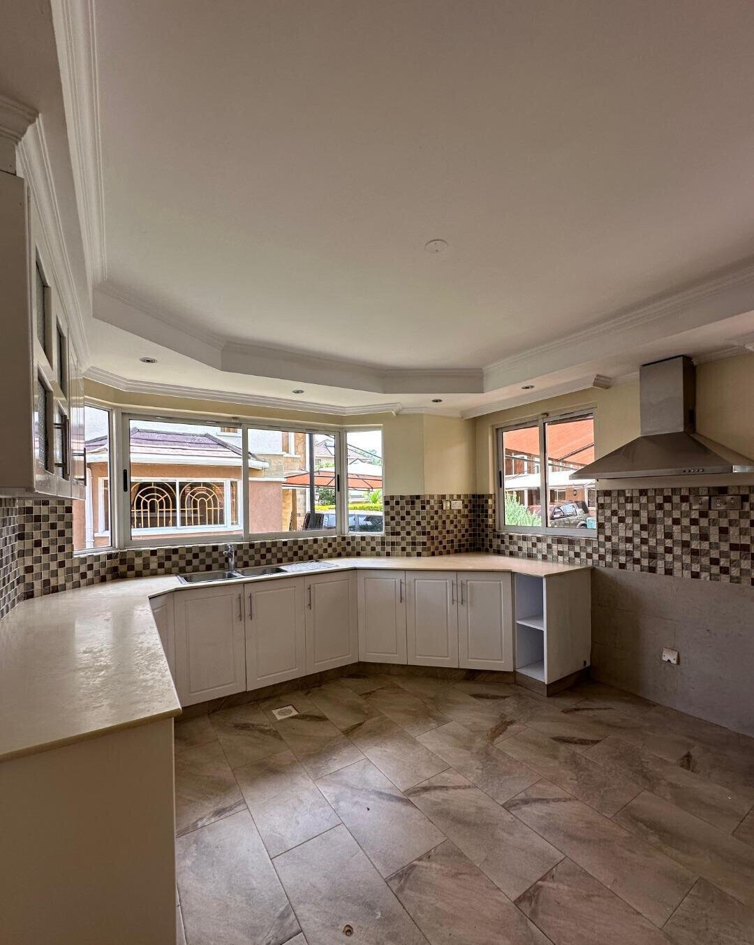 Charming 5-Ensuite Townhouse with DSQ & Gym - Lavington