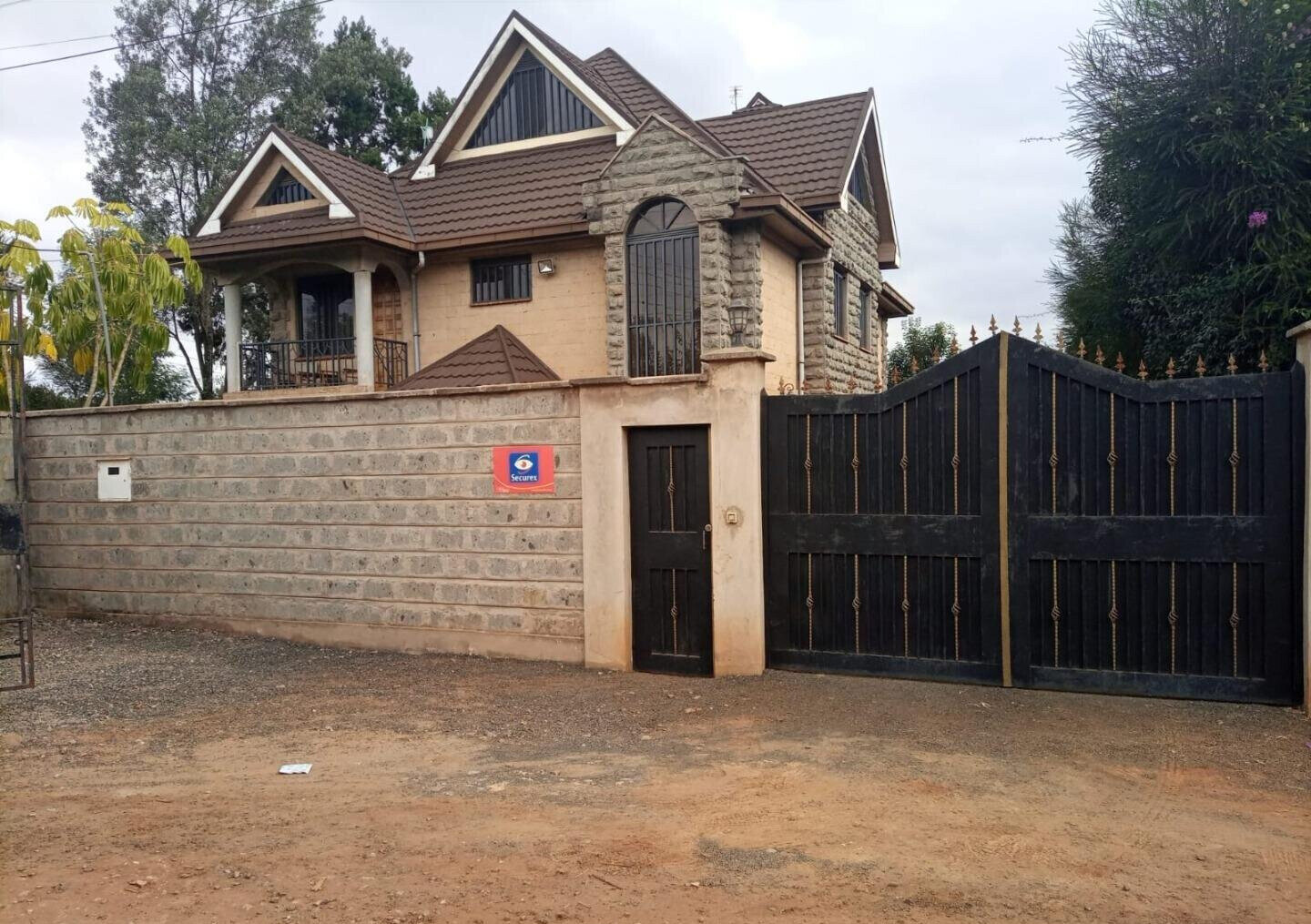6BR All-Ensuite Townhouse on Quarter Acre – Kerarapon