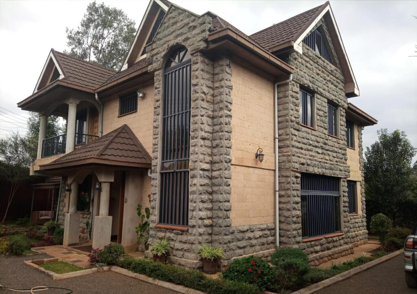 6BR All-Ensuite Townhouse on Quarter Acre – Kerarapon