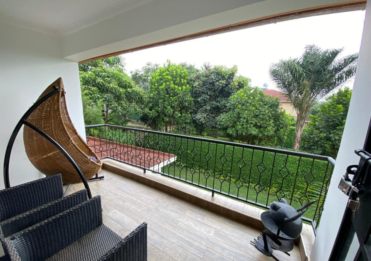5 En-Suite Bedrooms with Sunken Lounge & Garden - Kitisuru