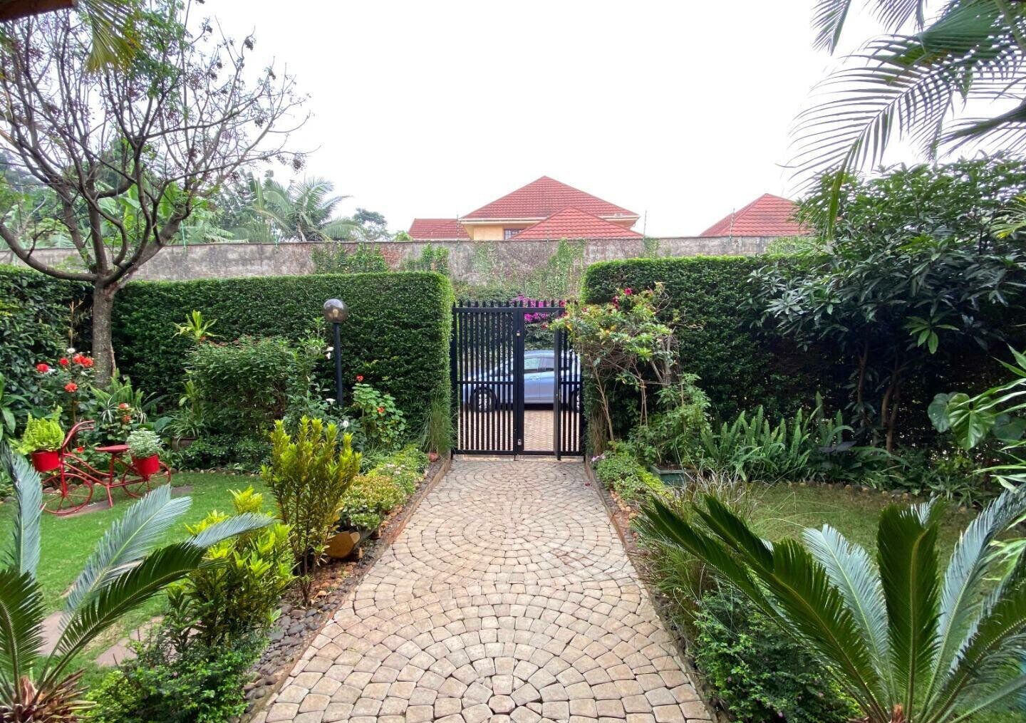 5 En-Suite Bedrooms with Sunken Lounge & Garden - Kitisuru