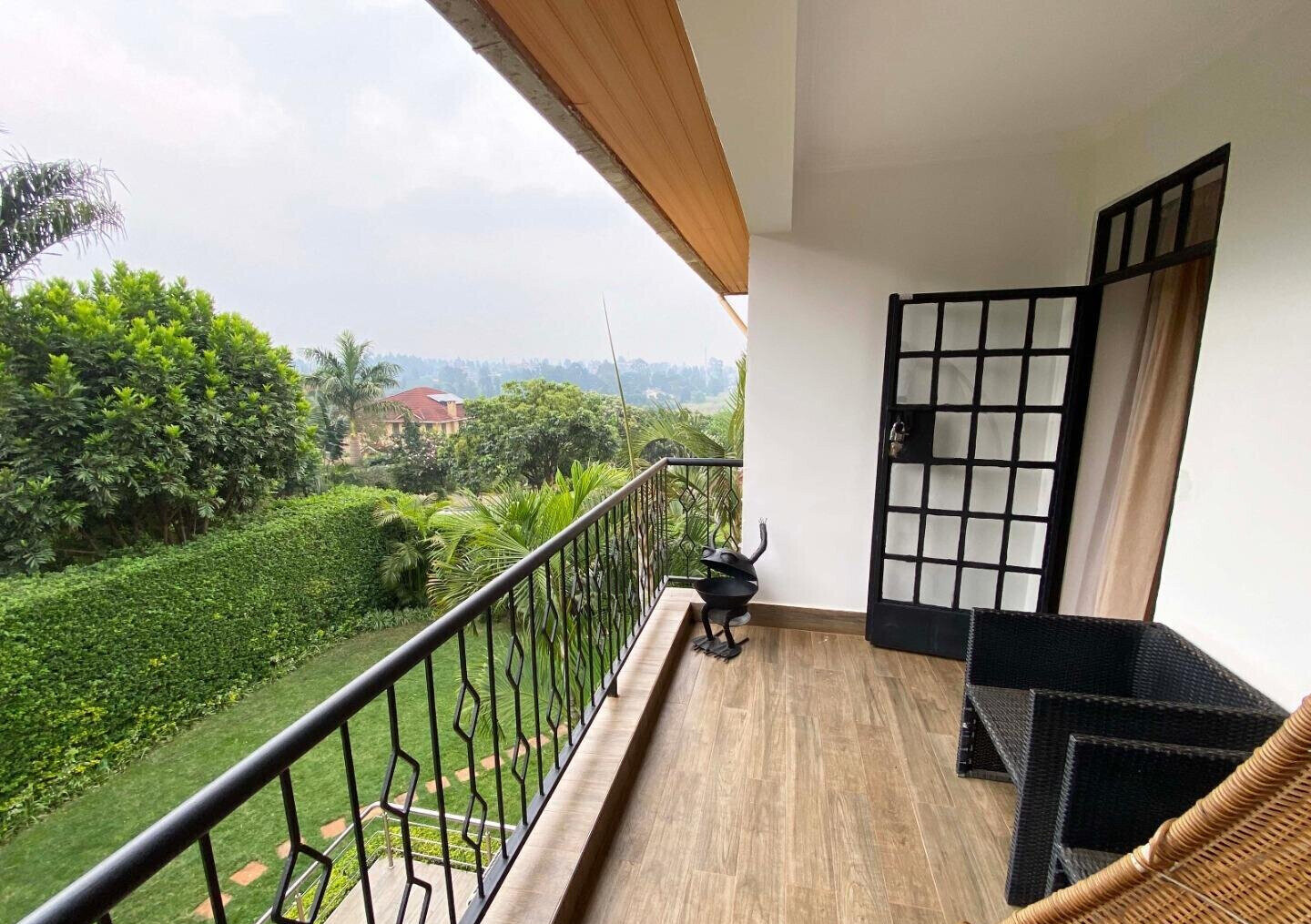 5 En-Suite Bedrooms with Sunken Lounge & Garden - Kitisuru