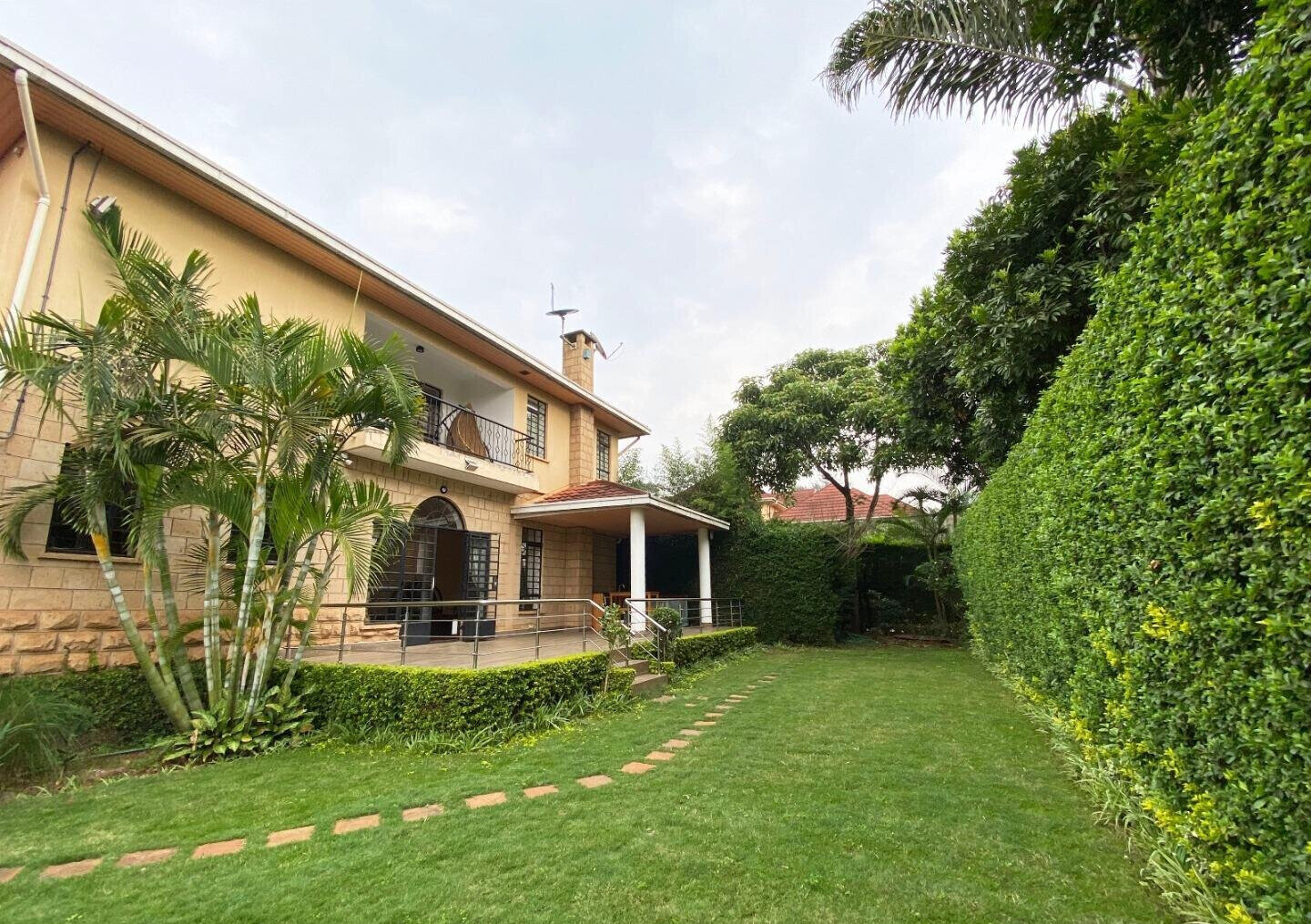5 En-Suite Bedrooms with Sunken Lounge & Garden - Kitisuru