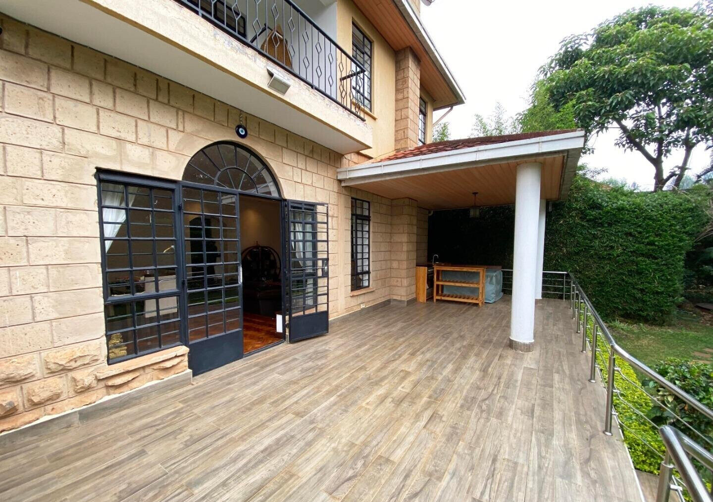 5 En-Suite Bedrooms with Sunken Lounge & Garden - Kitisuru
