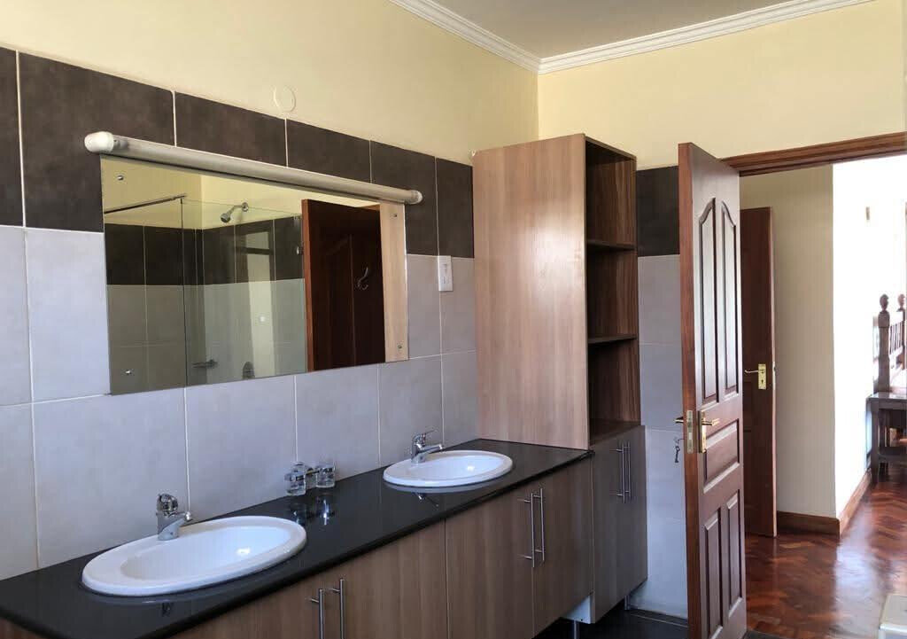 4 En-Suite Corner Townhouse on 1/4 Acre with Expansive Garden - Kitisuru