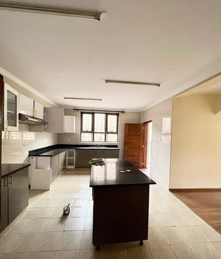 Spacious 5-Bed Townhouse with Pool & DSQ - Lavington
