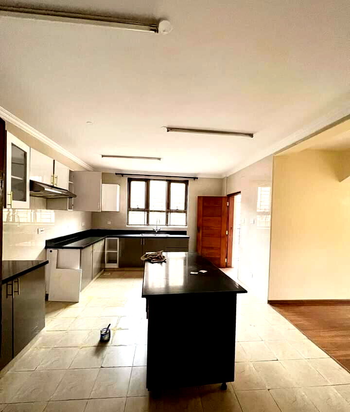 Spacious 5-Bed Townhouse with Pool & DSQ - Lavington