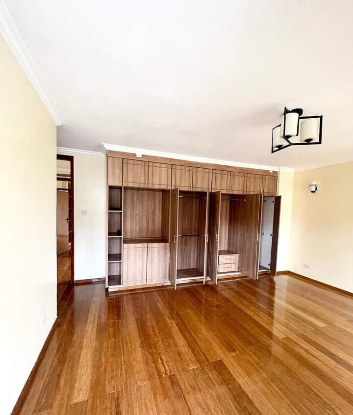 Spacious 5-Bed Townhouse with Pool & DSQ - Lavington
