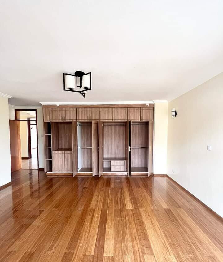 Spacious 5-Bed Townhouse with Pool & DSQ - Lavington