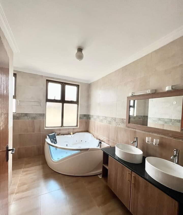 Spacious 5-Bed Townhouse with Pool & DSQ - Lavington