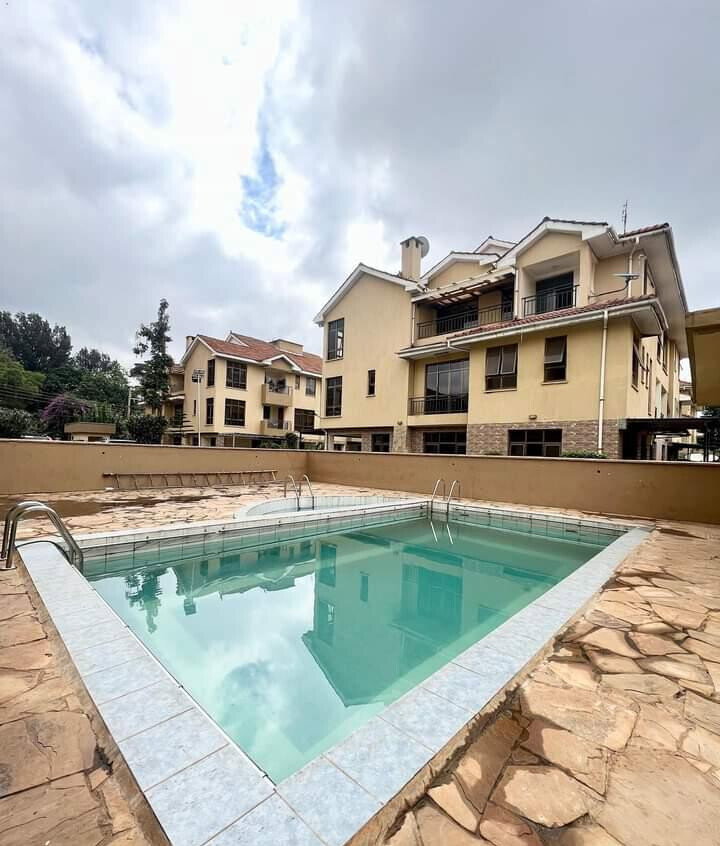 Spacious 5-Bed Townhouse with Pool & DSQ - Lavington