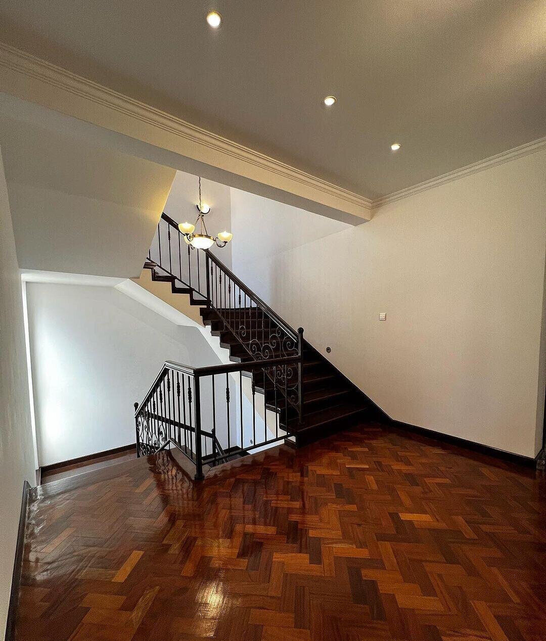 5-Bed Townhouse with Separate Dining & Garden - Lavington