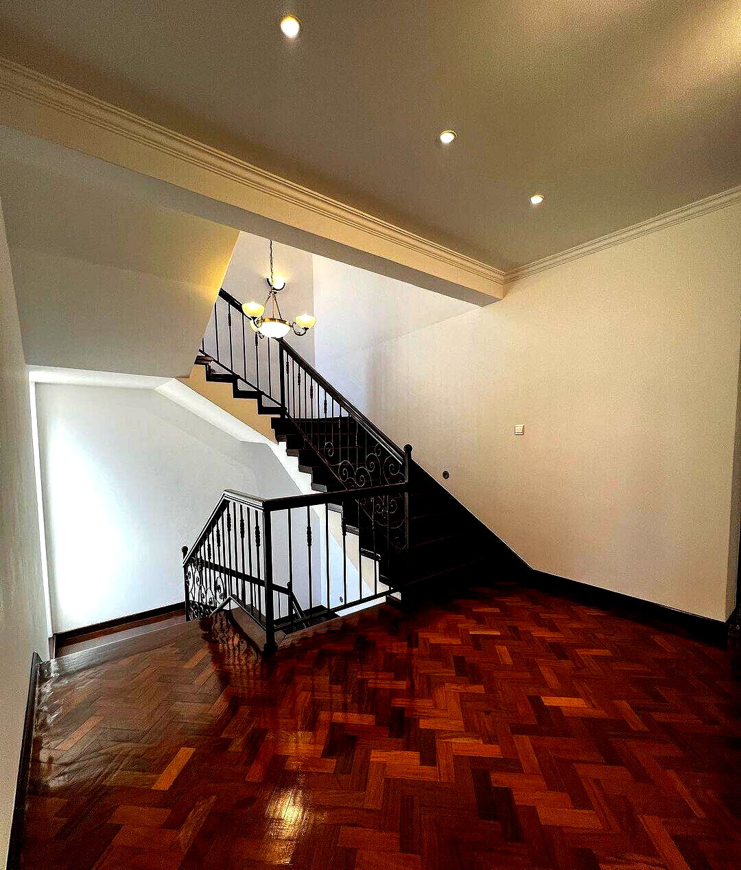 5-Bed Townhouse with Separate Dining & Garden - Lavington