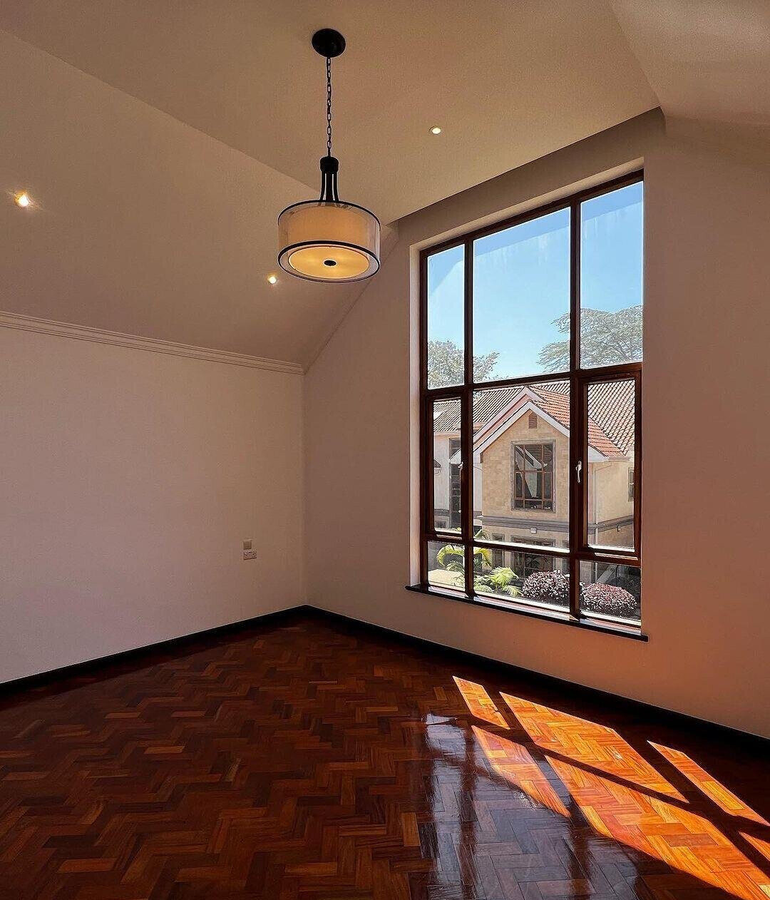 5-Bed Townhouse with Separate Dining & Garden - Lavington