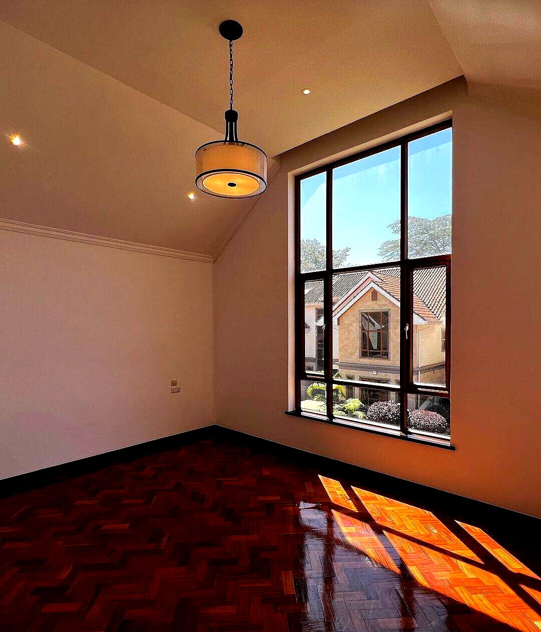 5-Bed Townhouse with Separate Dining & Garden - Lavington