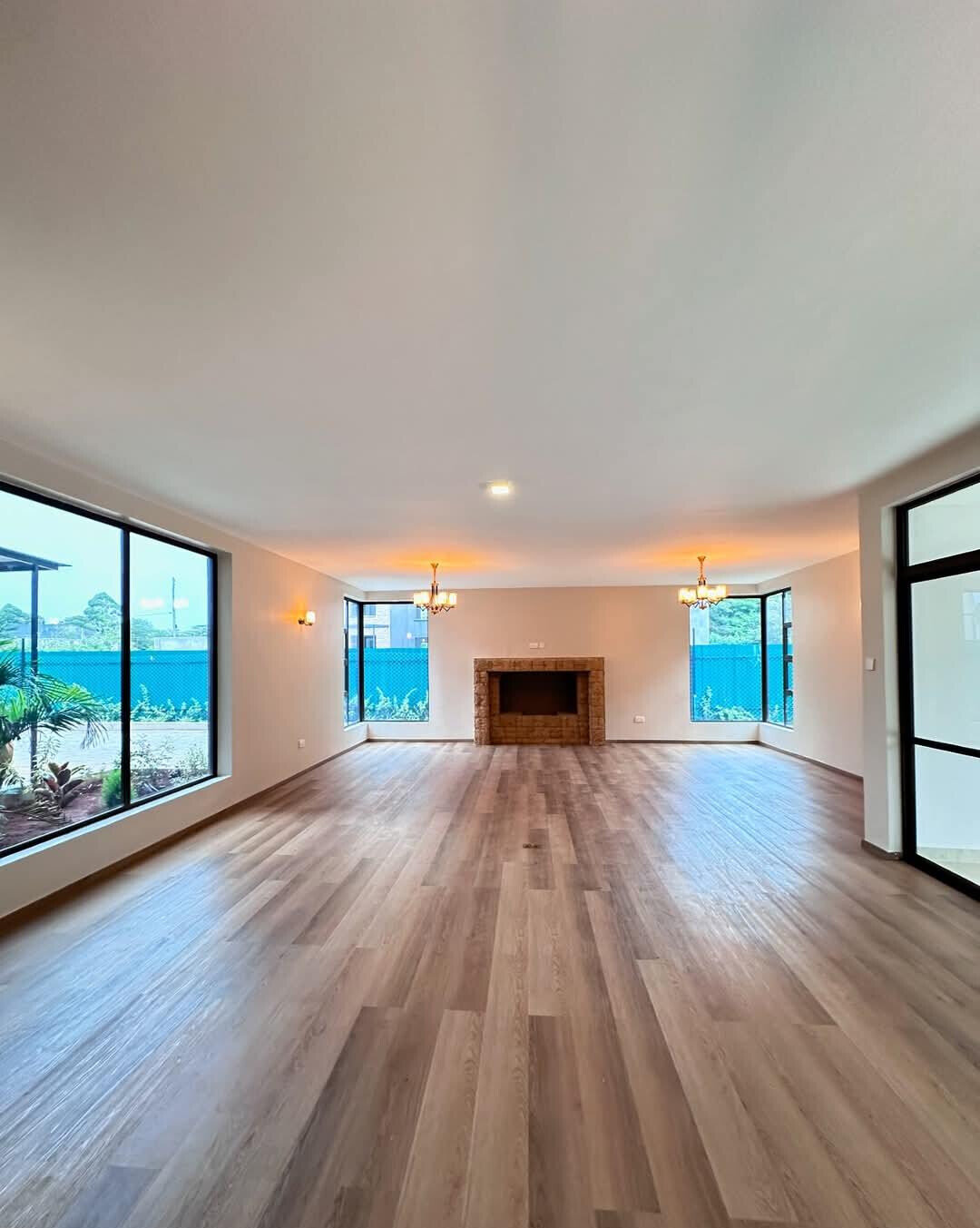 5-Ensuite Townhouse with Steam & Sauna on Half-Acre – Karen