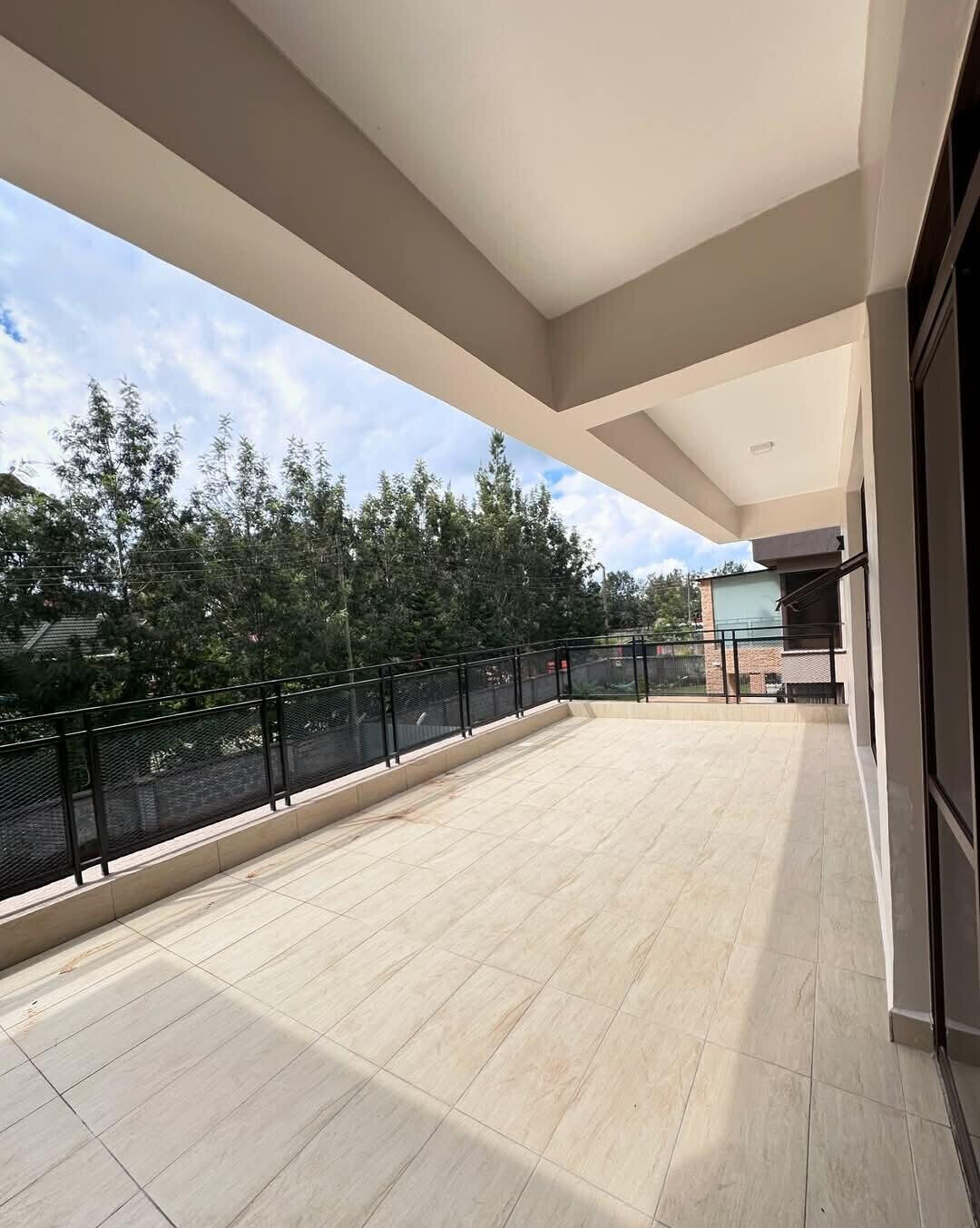 5-Ensuite Townhouse with Steam & Sauna on Half-Acre – Karen