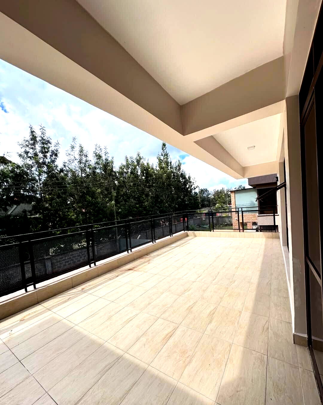 5-Ensuite Townhouse with Steam & Sauna on Half-Acre – Karen