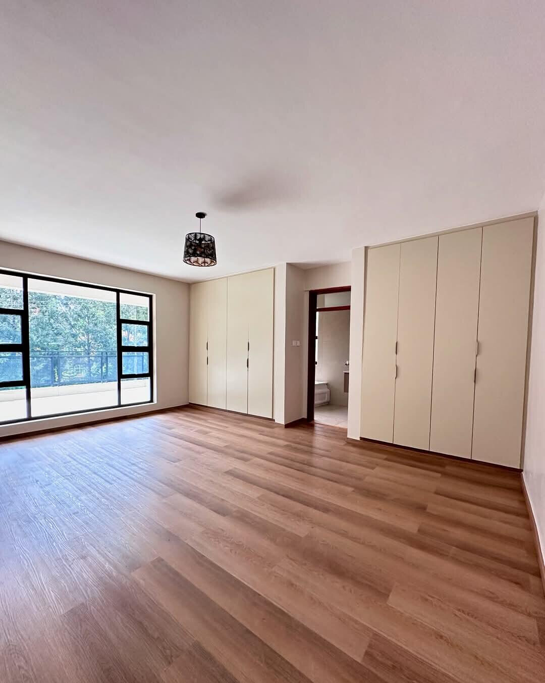 5-Ensuite Townhouse with Steam & Sauna on Half-Acre – Karen