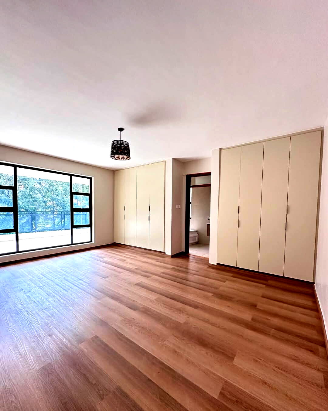 5-Ensuite Townhouse with Steam & Sauna on Half-Acre – Karen