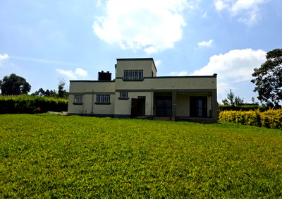 4BR Bungalow with Garden & Parking