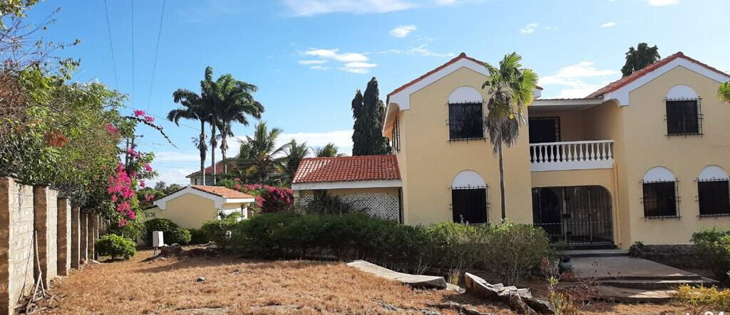 Palm Garden Estate 4BR Townhouse on Half-Acre - Nyali