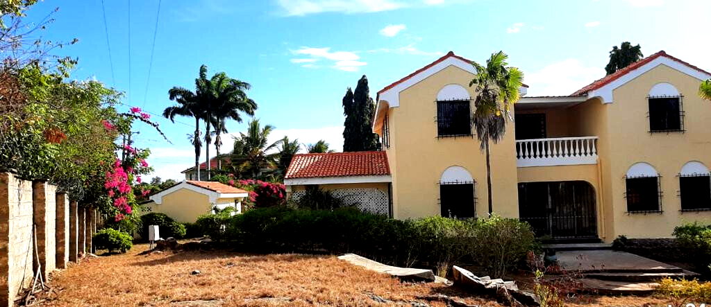 Palm Garden Estate 4BR Townhouse on Half-Acre - Nyali