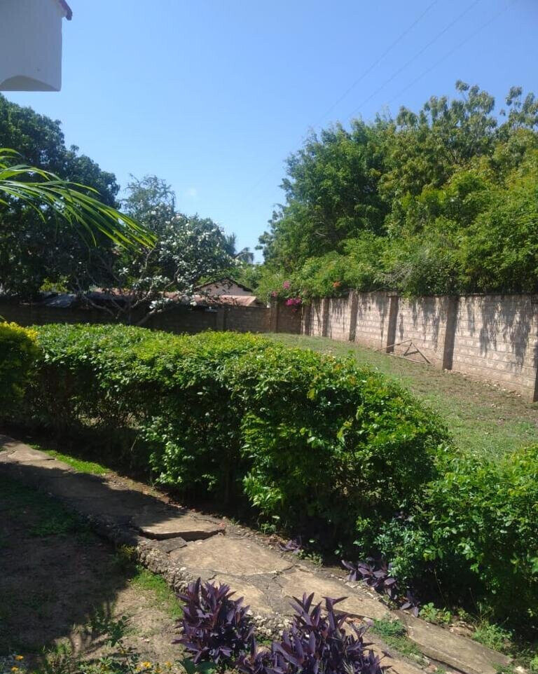 Palm Garden Estate 4BR Townhouse on Half-Acre - Nyali