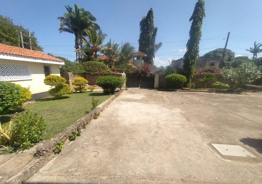 Palm Garden Estate 4BR Townhouse on Half-Acre - Nyali
