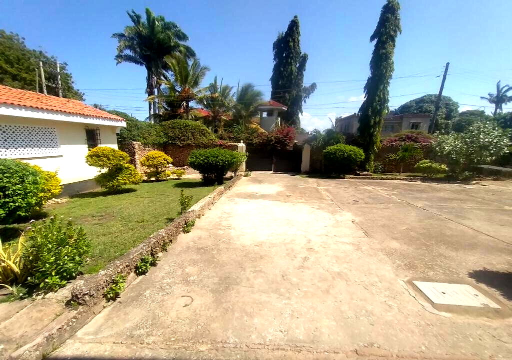 Palm Garden Estate 4BR Townhouse on Half-Acre - Nyali