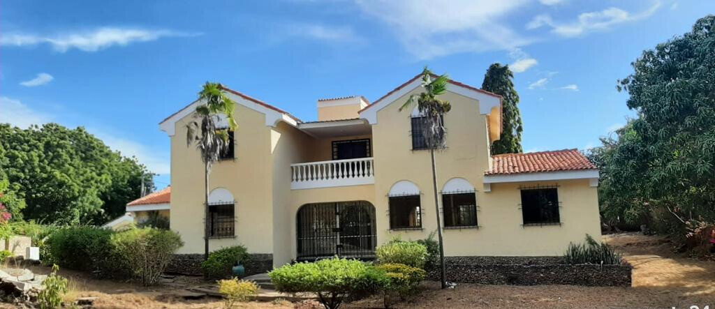 Palm Garden Estate 4BR Townhouse on Half-Acre - Nyali