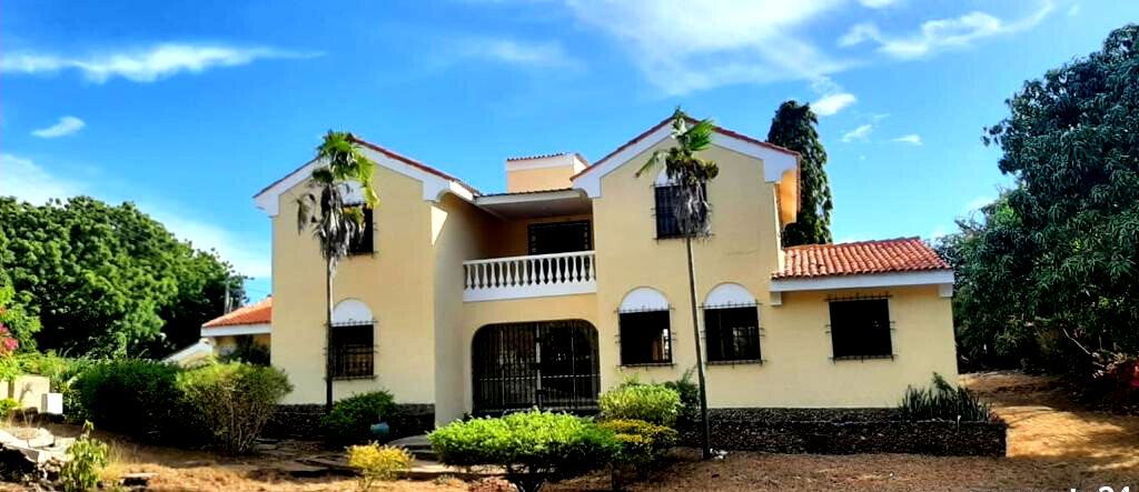 Palm Garden Estate 4BR Townhouse on Half-Acre - Nyali