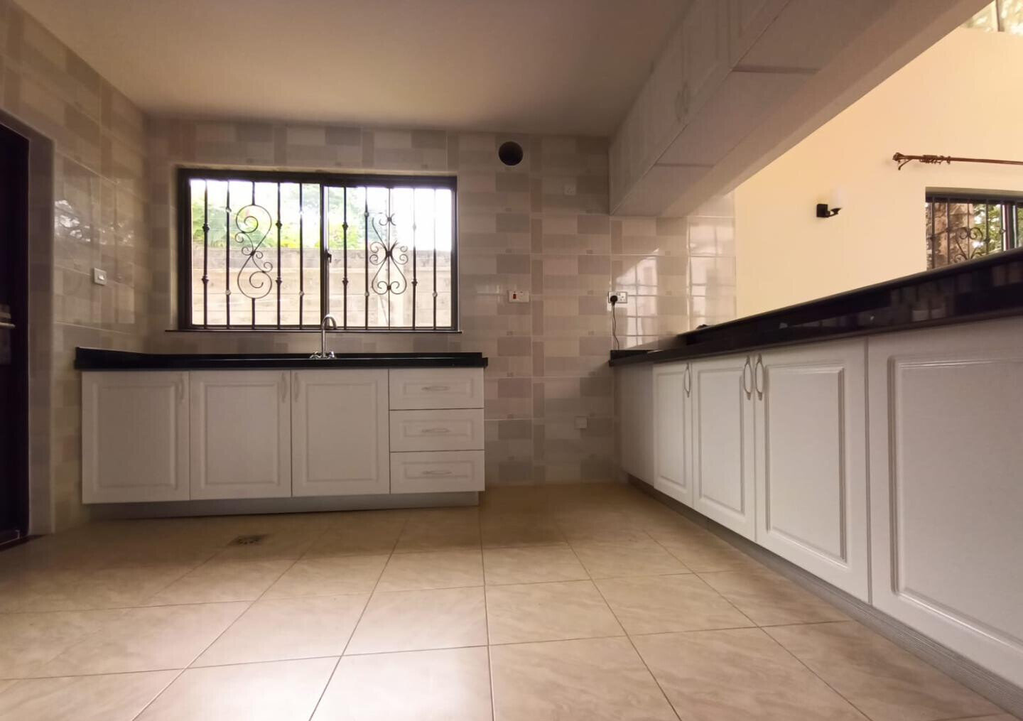 5-Ensuite Townhouse with Rooftop Terrace & Home Office - Lavington