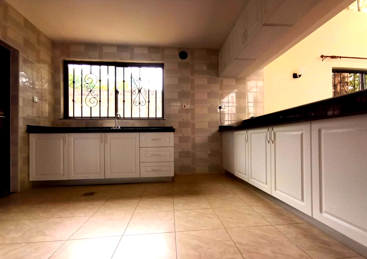 5-Ensuite Townhouse with Rooftop Terrace & Home Office - Lavington