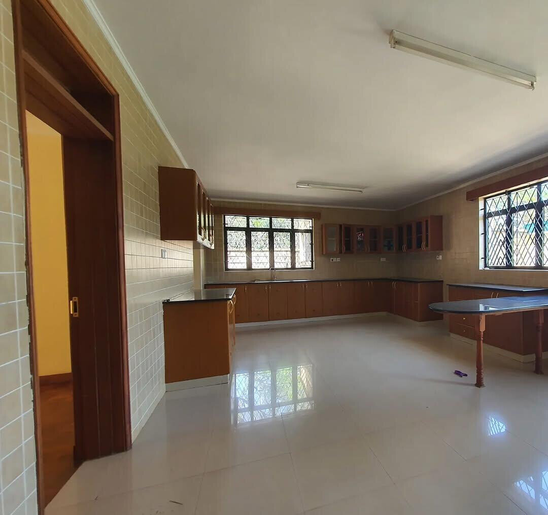 4-Ensuite Townhouse with Private Garden & Generator - Lavington