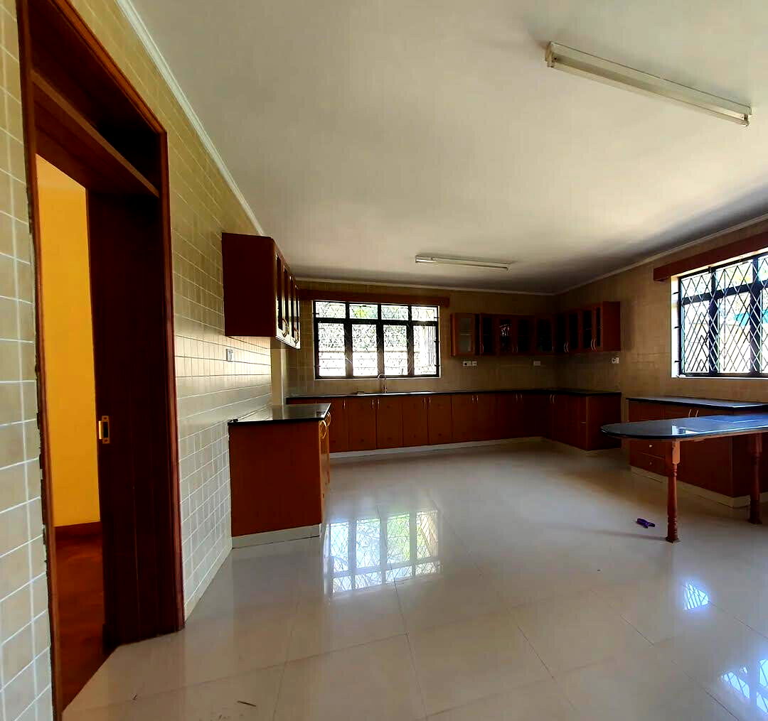4-Ensuite Townhouse with Private Garden & Generator - Lavington