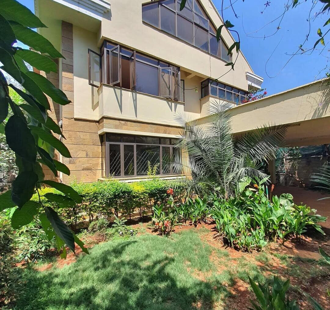4-Ensuite Townhouse with Private Garden & Generator - Lavington