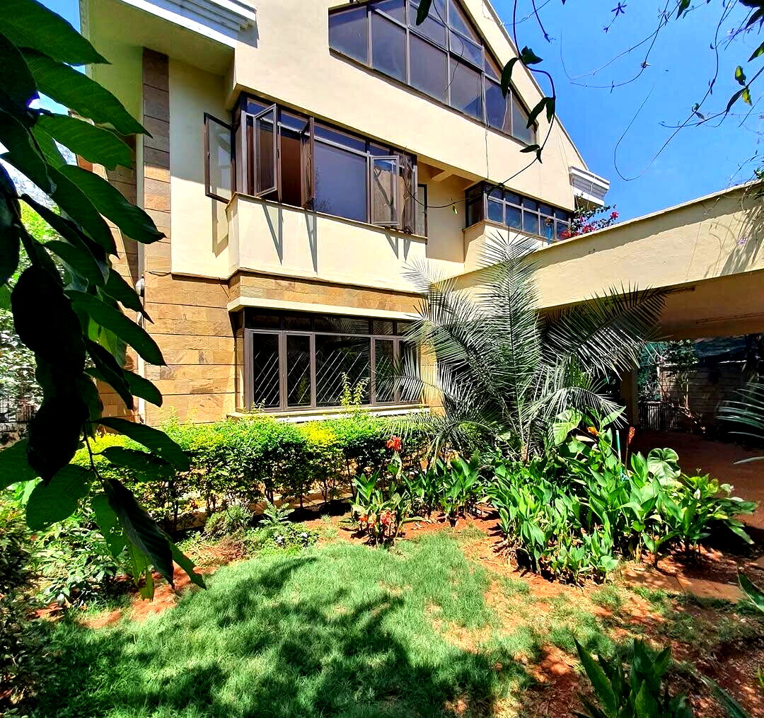 4-Ensuite Townhouse with Private Garden & Generator - Lavington