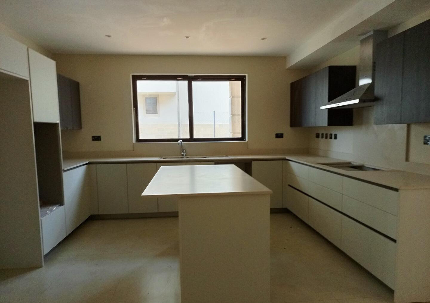 5BR Townhouse with Basement Entertainment & DSQ - Kitisuru