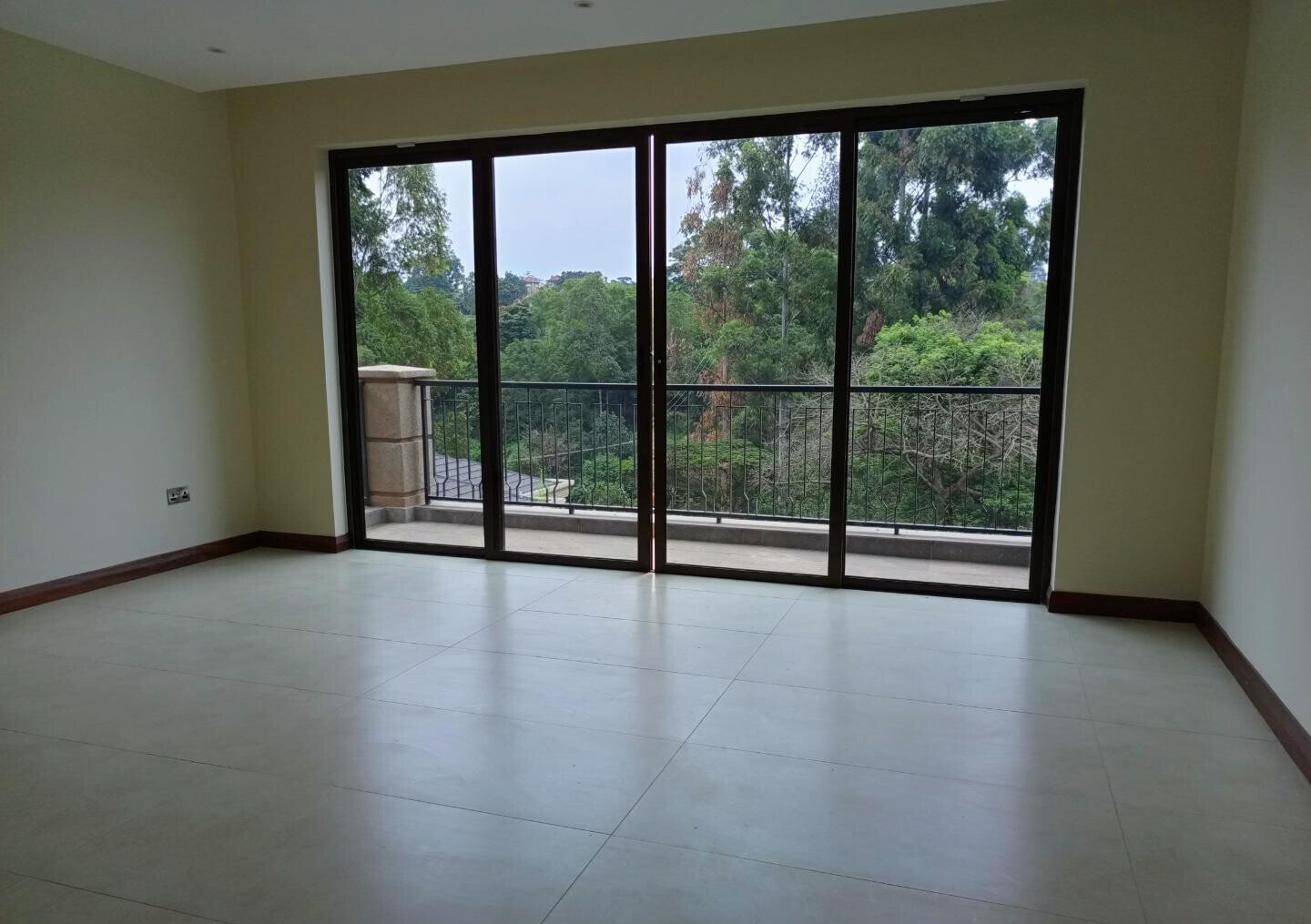 5BR Townhouse with Basement Entertainment & DSQ - Kitisuru