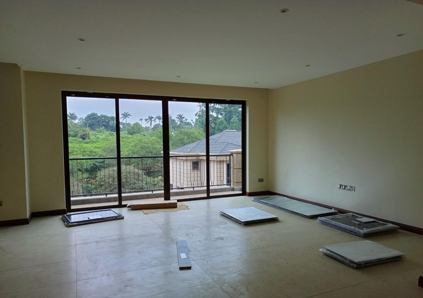 5BR Townhouse with Basement Entertainment & DSQ - Kitisuru