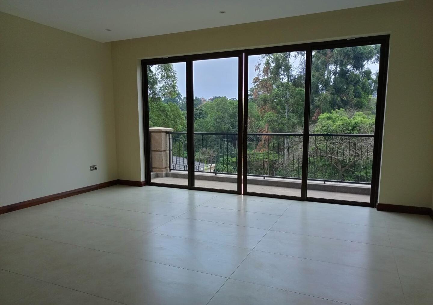 5BR Townhouse with Basement Entertainment & DSQ - Kitisuru
