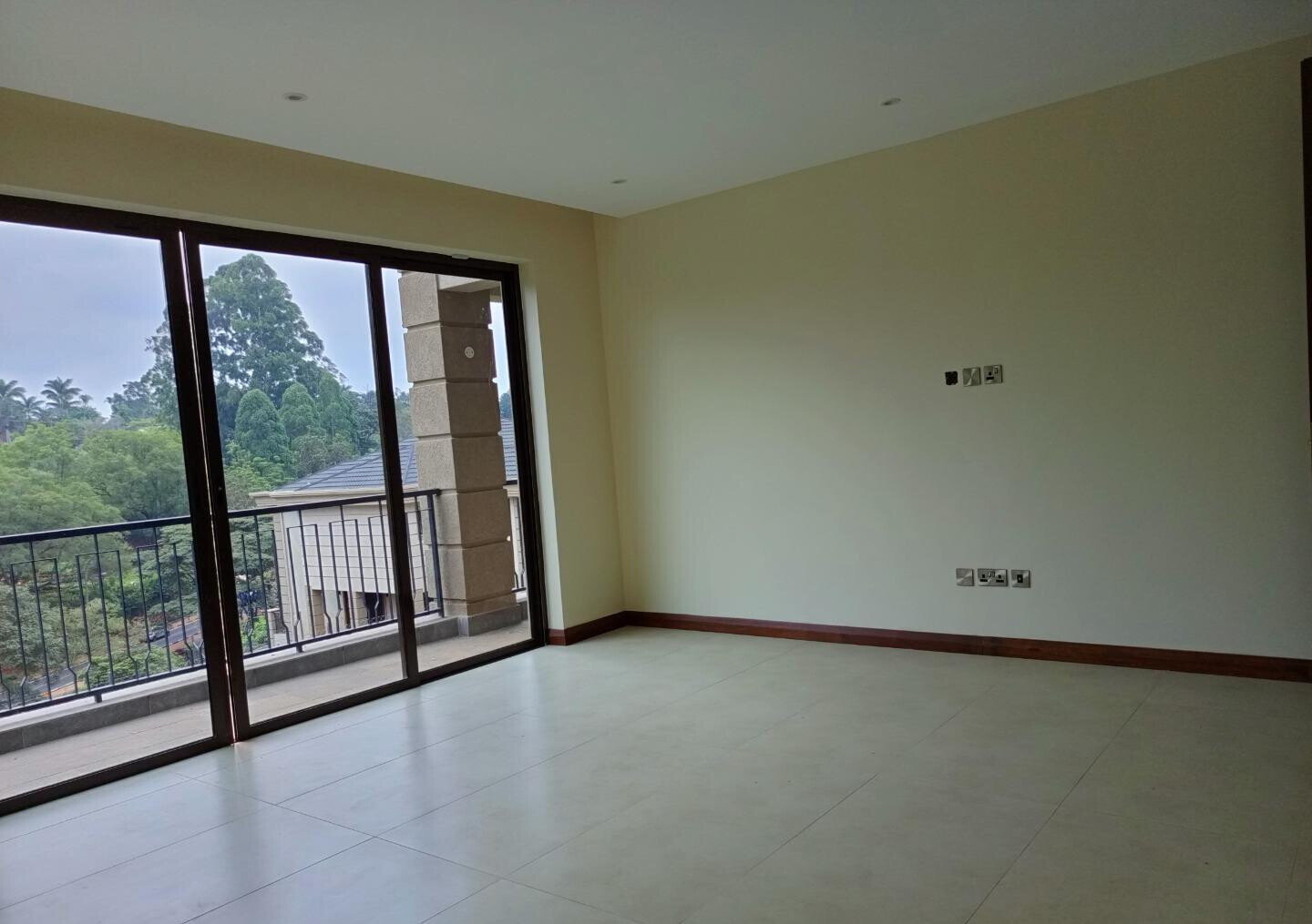 5BR Townhouse with Basement Entertainment & DSQ - Kitisuru