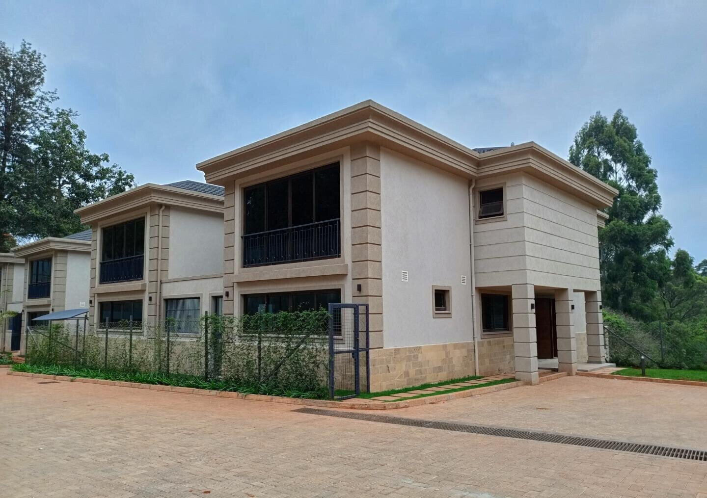 5BR Townhouse with Basement Entertainment & DSQ - Kitisuru
