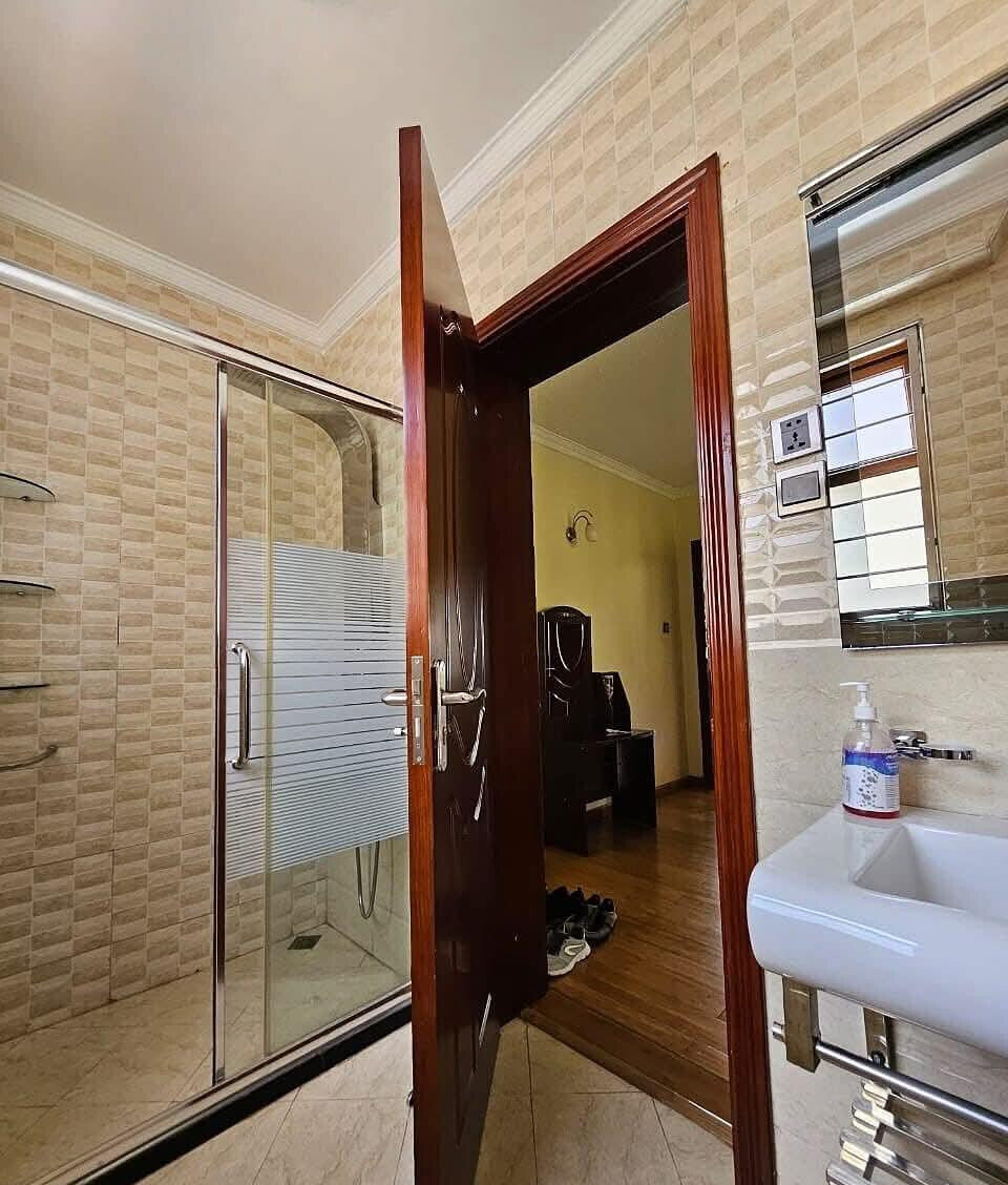 Pet-Friendly 5-Ensuite Townhouse with DSQ & Private Garden - Lavington