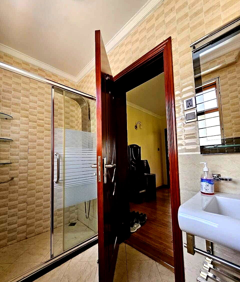 Pet-Friendly 5-Ensuite Townhouse with DSQ & Private Garden - Lavington