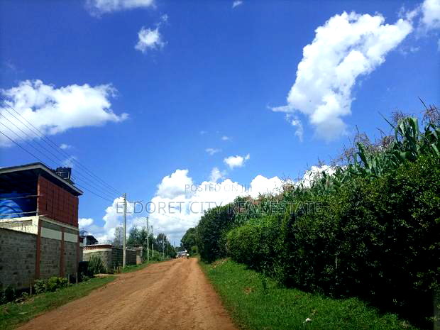 1/4 Plot Annex 150 Metres From Tarmac